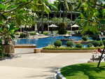 Hotel-Strand  Parkanlage und das Hotel Katathani Beach mit Pool (TH).